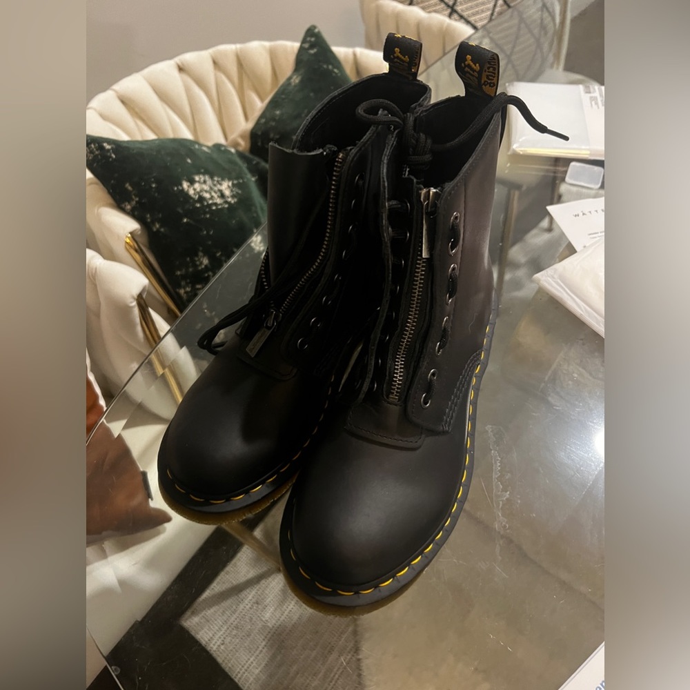 DOC MARTEN COMBAT BOOTS